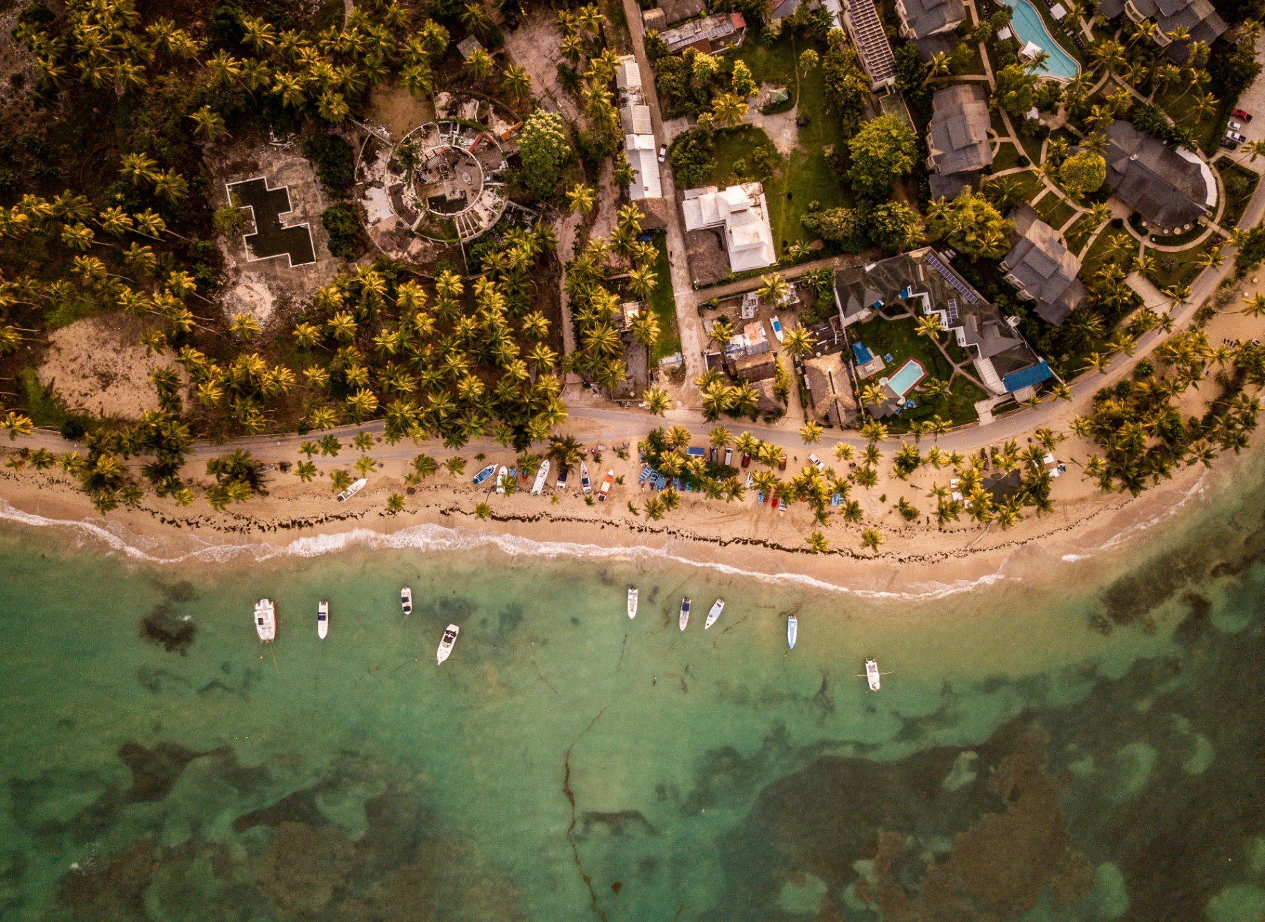 Vista aérea da costa de Porto Seguro com praias, coqueiros e embarcações